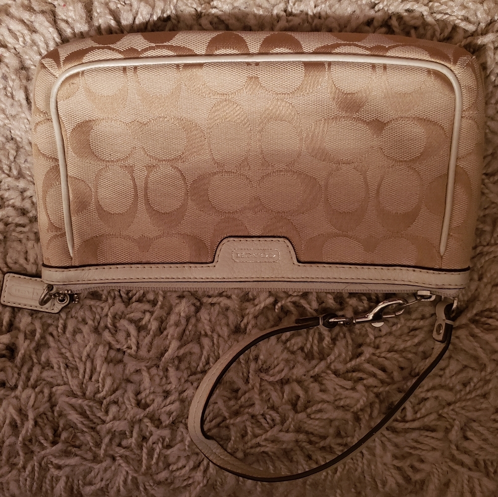 Coach wristlet wallet